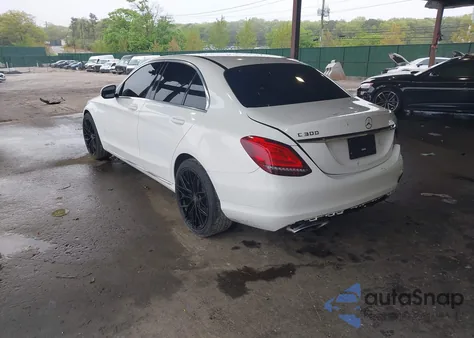 2019 Mercedes-Benz C 300 z USA, uszkodzony, nr VIN 55SWF8DB3KU293995
